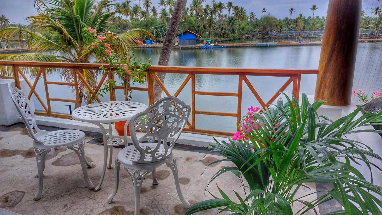 Vala House Hotel Cherai Beach Bagian luar foto
