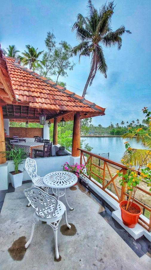 Vala House Hotel Cherai Beach Bagian luar foto