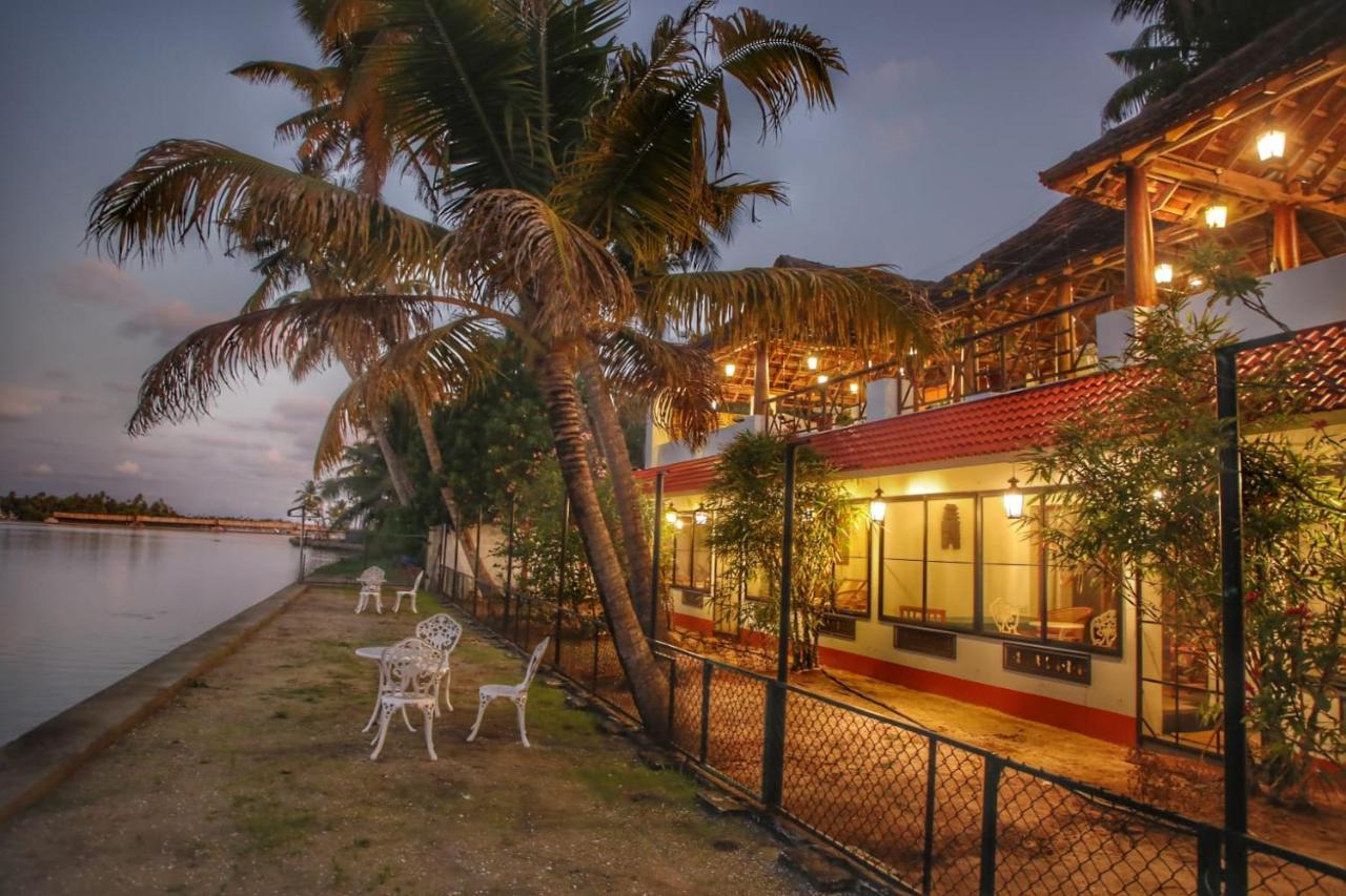 Vala House Hotel Cherai Beach Bagian luar foto
