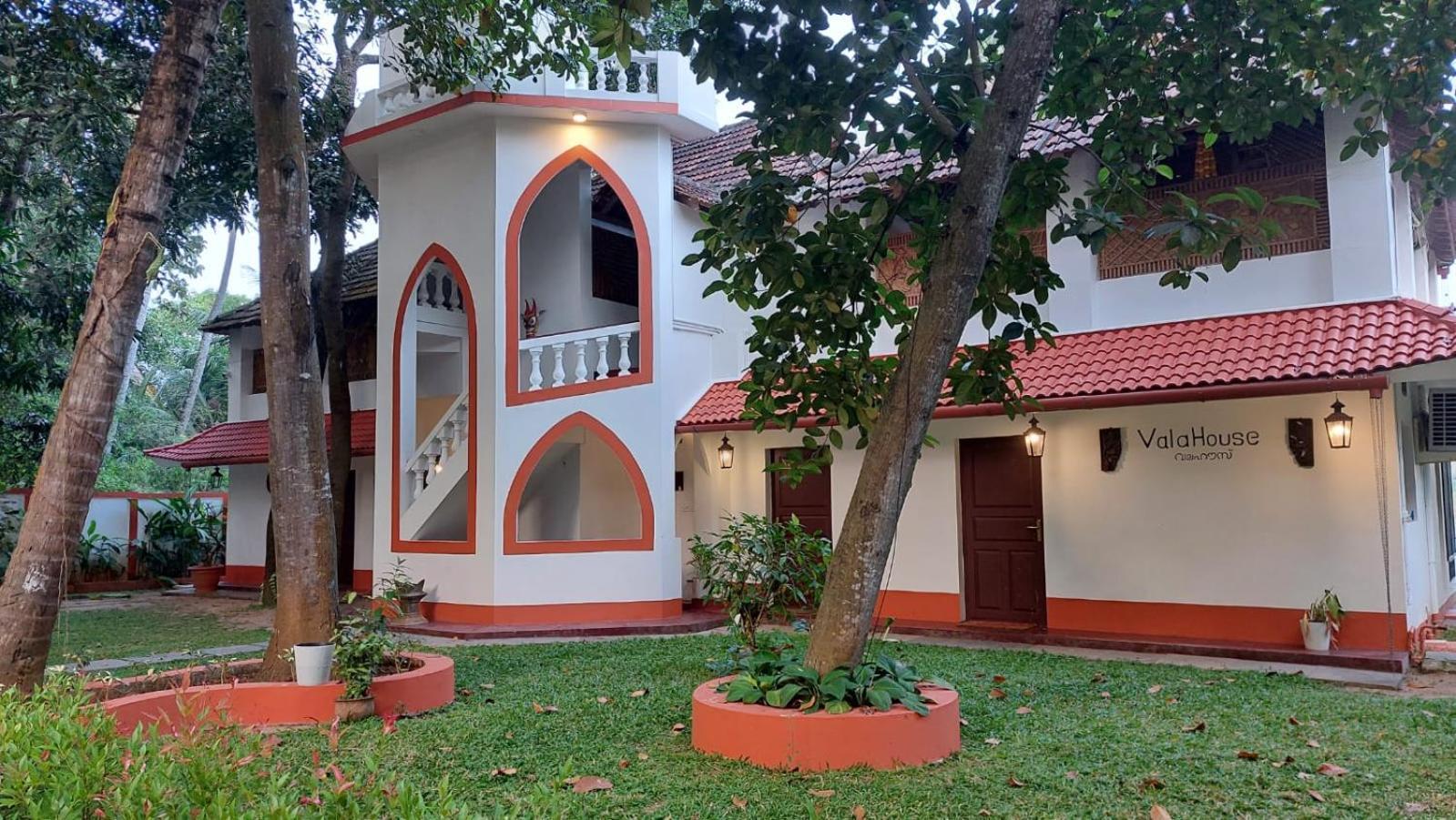 Vala House Hotel Cherai Beach Bagian luar foto
